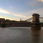 Newly Designed Flat Under Castle شقة بودابست