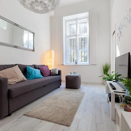 Newly Designed Flat Under Castle 公寓 *
