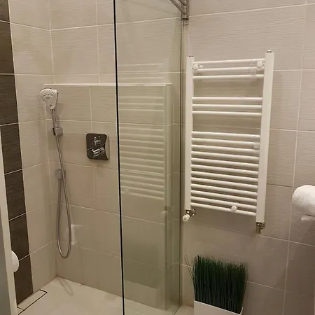 Newly Designed Flat Under Castle 公寓