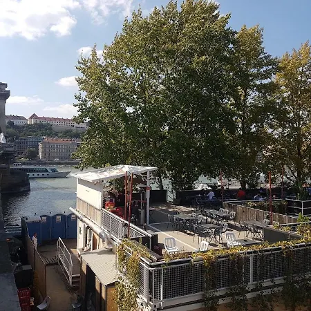 Newly Designed Flat Under Castle 아파트 *