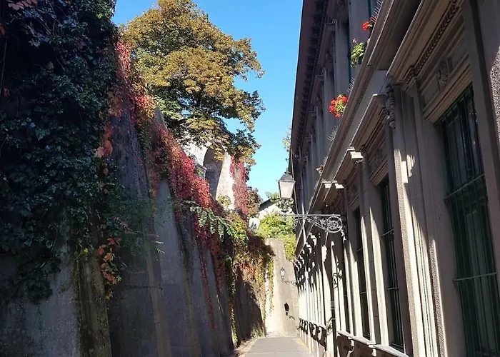 Newly Designed Flat Under Castle 아파트 *